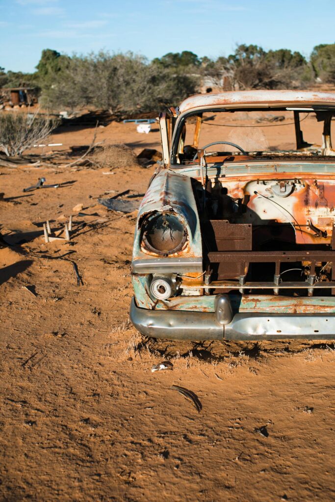 pexels-photo-4992447-4992447 Rusty car abandoned in desert